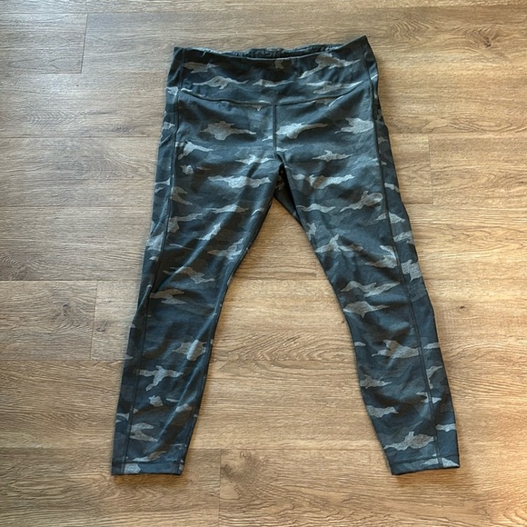 Athleta Pants - Athleta Ultimate Camo 7/8 tihgt. Size L.